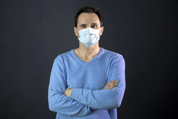 Stüdyoda tıbbi koruyucu maskeli bir portre adam var. Coronavirus 2019-ncov covid-19 konsepti. — Stok fotoğraf