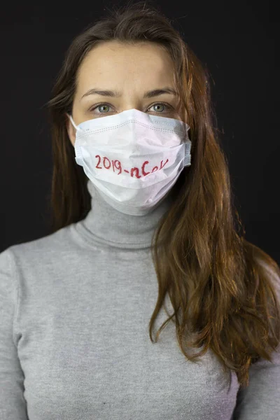 Coronavirus 'tan korkan 2019-Ncov yazılı bir kadın portresi. — Stok fotoğraf
