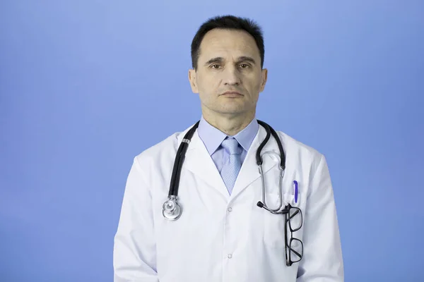 Porträt eines erwachsenen kaukasischen Arztes. Ernster Blick. Brillenaugen in der Brusttasche — Stockfoto