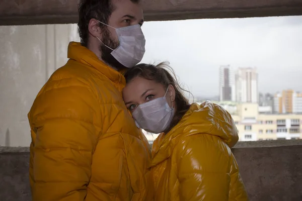 Pareja enamorada en la cara máscaras médicas Cuarentena Coronavirus —  Fotos de Stock