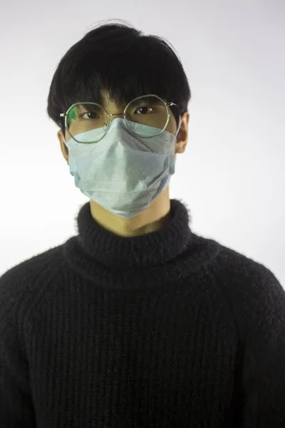 Jovem asiático homem de óculos e máscara médica contra covid-2019. Doença pandémica — Fotografia de Stock