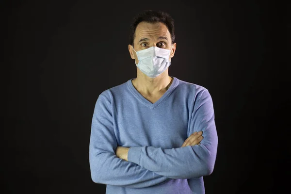 Hombre retrato en máscara protectora médica en estudio. Concepto Coronavirus 2019-ncov covid-19 . —  Fotos de Stock