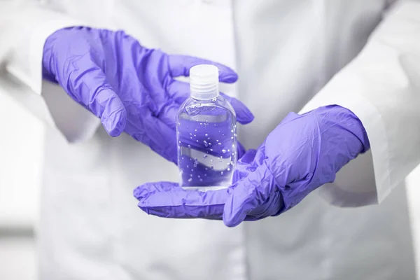 Close-up antiseptische gel in handen van artsen ter bescherming tegen ziektekiemen en coronavirus — Stockfoto