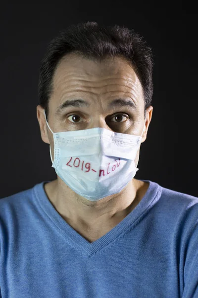 Hombre retrato en máscara protectora médica en estudio. Concepto Coronavirus 2019-ncov covid-19 . — Foto de Stock