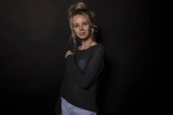 Hermosa joven posando para una sesión de fotos. Sonríe alegremente. Retrato de disparar — Foto de Stock