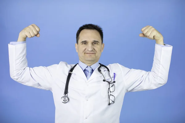 Kaukasischer erwachsener starker Arzt. Hände über Schultern erhoben Begeisterter Schrei. — Stockfoto