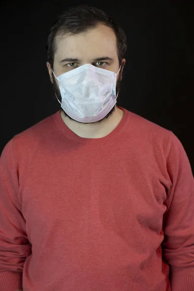 Fekete háttér elszigetelt férfi maszkban. Coronavirus 2019-ncov covid-19 koncepció. — Stock Fotó