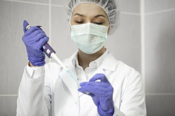 Técnico de laboratório Sexy trabalha com amostra de sangue. Desenvolvimento e testes de cosméticos — Fotografia de Stock
