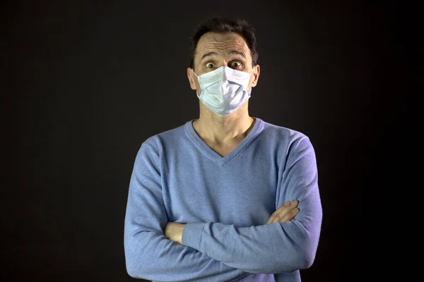 Portrait man in medical protective mask in studio. Coronavirus 2019-ncov covid-19 concept. — Stock Photo, Image