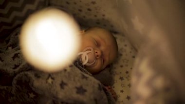 Mutlu çocukluk kavramı. Yatakta yeni yürümeye başlayan çocuk..