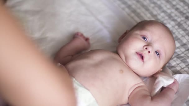 Moeder verschonen luier op haar pasgeboren baby in de kinderkamer — Stockvideo