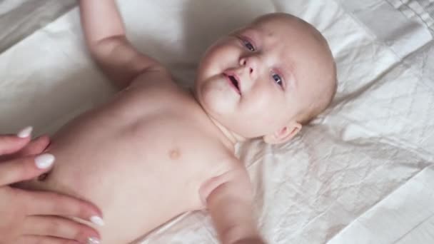 Karnında sancısı olan küçük bir çocuk. Bebek karın ağrısından ağlıyor.. — Stok video