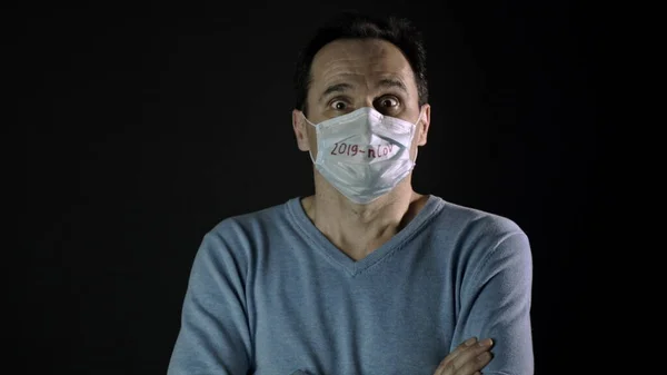 Férfi orvosi maszk idegesen lélegzik. Coronavirus-járvány Európában. 2019-nCov — Stock Fotó