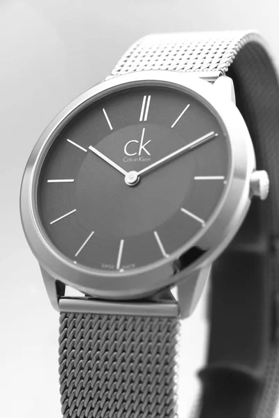 Biel, Suiza 31.03.2020 - El primer plano de CALVIN KLEIN hombre gris reloj esfera de acero inoxidable pulsera de cuarzo suizo reloj de fabricación suiza aislado en el stand — Foto de Stock