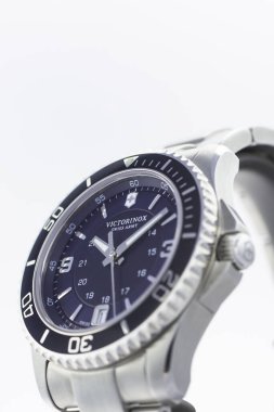 İbach, İsviçre 31.03.2020 - Victorinox adamının yakın çekimi paslanmaz çelik kutu, paslanmaz çelik saat mavi saat, İsviçre yapımı kuvars mekanik saat İsviçre yapımı.