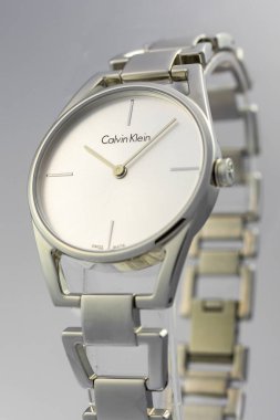 Biel, İsviçre 31.03.2020 - CALVIN KLEIN kadınının yakın çekimi paslanmaz çelik kasa beyaz saat yüz çevirmesiz çelik bilezik İsviçre yapımı kuvars saat izole edildi