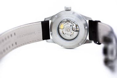 Biel, İsviçre 31.03.2020 Hamilton Man 'in yakın çekimi paslanmaz çelik çanta sırt çantası deri kayışlı İsviçreli kuvars mekanik saat izole masa İsviçre yapımı