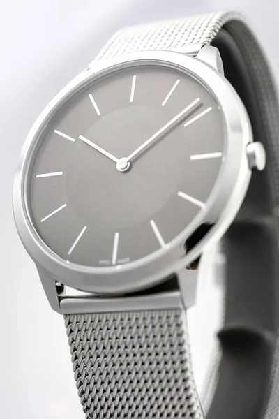 Biel, Svizzera 31.03.2020 - Il primo piano di CALVIN KLEIN uomo quadrante grigio orologio faccia bracciale in acciaio orologio svizzero al quarzo fabbricazione made in Svizzera isolato su stand — Foto Stock