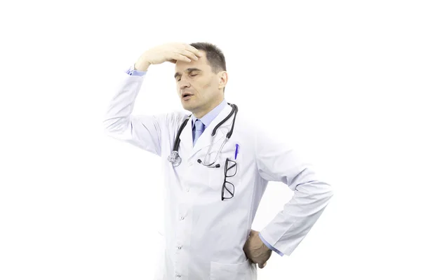 Retrato de médico adulto vestido médico toma las manos en la cabeza sensación de dolor de cabeza —  Fotos de Stock