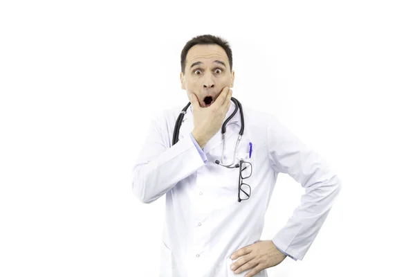 Porträt eines erwachsenen Arztes mit Stethoskop über dem Hals. Ausdruck panischer Angst — Stockfoto