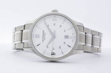 İbach, İsviçre 31.03.2020 - Victorinox adamının yakın çekimi paslanmaz çelik kutu paslanmaz çelik bilezik İsviçre yapımı kuvars mekanik saat İsviçre yapımı