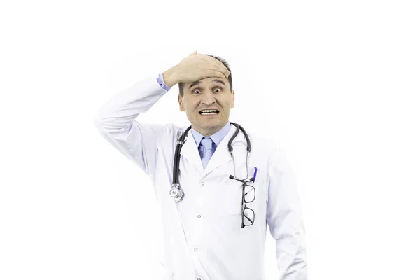 충격을 받은 의사가 실수 로인해 이마를 손으로 덮고 있다 — 스톡 사진