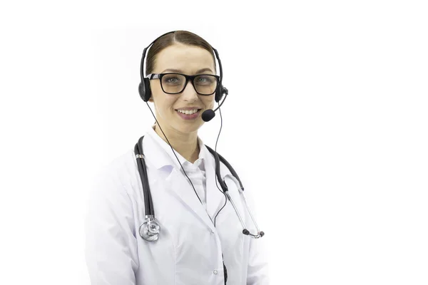 Sexy doctora en auriculares sonríe, mira a la cámara. apoyo al paciente en línea —  Fotos de Stock