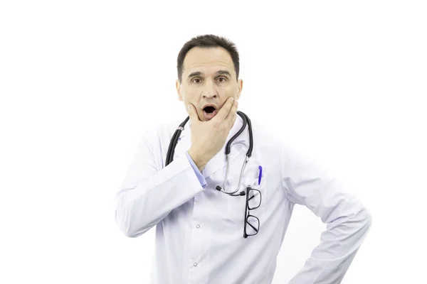 Porträt eines erwachsenen Arztes, der unter Schock steht — Stockfoto