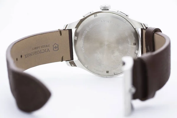 Ibach, Ελβετία 31.03.2020 - Το κοντινό πλάνο του ανθρώπου Victorinox ρολόι από ανοξείδωτο χάλυβα περίπτωση δερμάτινο λουράκι swiss χαλαζία μηχανική ρολόι ελβετική κατασκευή απομονωμένη — Φωτογραφία Αρχείου