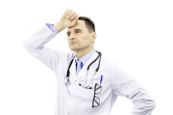 Καυκάσιος γιατρός με γυαλιά στο στήθος τσέπη ιατρική φόρεμα κόπωση έννοια. — Φωτογραφία Αρχείου
