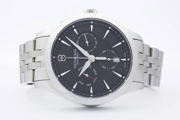 Ibach, Швейцария 31.03.2020 - Корпус из нержавеющей стали Victorinox man watch stainless steel bracelet black clock dial swiss quartz mechanical watch swiss made manufacture isolated — стоковое фото