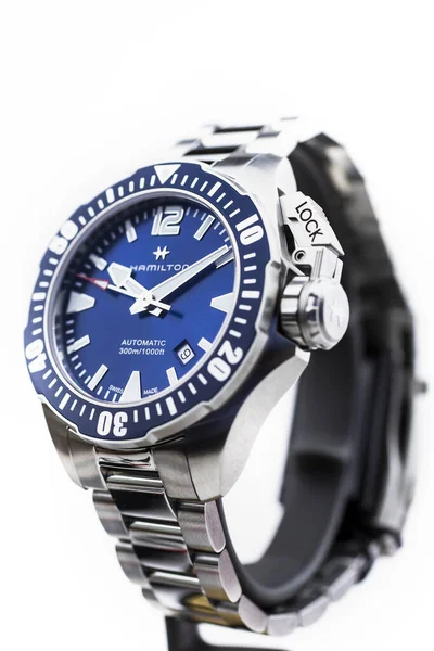 Biel, Zwitserland 31.03.2020 - De close-up van Hamilton man horloge roestvrij stalen kast blauwe wijzerplaat wijzerplaat roestvrij stalen armband Zwitserse kwarts mechanisch horloge geïsoleerde Zwitsers gemaakt vervaardiging — Stockfoto