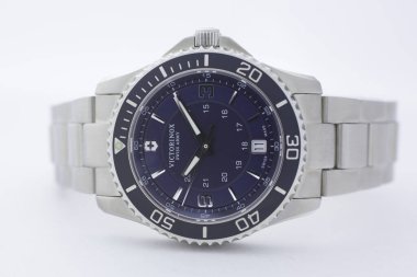 İbach, İsviçre 31.03.2020 - Victorinox adamının yakın çekimi paslanmaz çelik kutu, paslanmaz çelik saat mavi saat, İsviçre yapımı kuvars mekanik saat İsviçre yapımı.