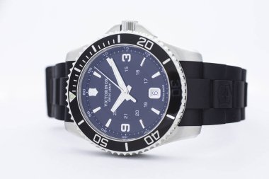 İbach, İsviçre 31.03.2020 - Victorinox adamının yakın çekimi paslanmaz çelik kutu, paslanmaz çelik saat mavi saat, İsviçre yapımı kuvars mekanik saat İsviçre yapımı.