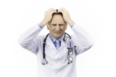 Baş ağrısı için beyaz doktor elbisesi giyen bilim adamı.