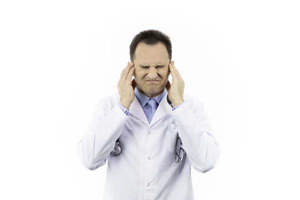 Ο γιατρός υποφέρει από οξύ πονοκέφαλο. Κρίση ημικρανίας. Θόρυβος στα αυτιά. — Φωτογραφία Αρχείου