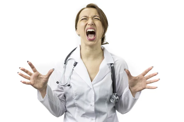 Γυναίκα γιατρός τρελός φωνάζοντας και φωνάζοντας με επιθετική έκφραση, τα χέρια ψηλά — Φωτογραφία Αρχείου