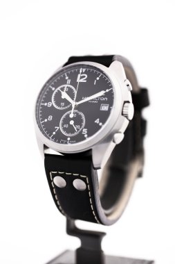 Biel, İsviçre 31.03.2020 - Hamilton adam yakın çekim paslanmaz çelik çanta siyah saat yüz arama deri kayış İsviçre kuvars mekanik saat stand İsviçre yapımı