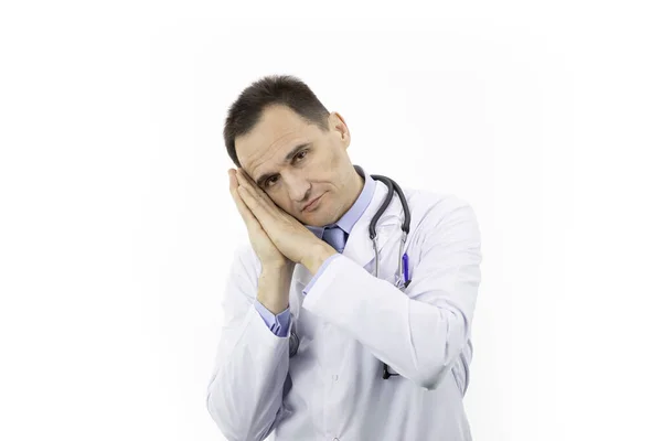 Guapo médico adulto hombre cansado soñando durmiendo y posando con las manos juntas —  Fotos de Stock