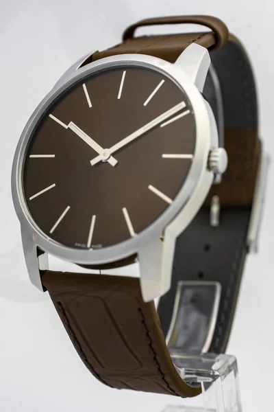 스위스, 비엘 31.03.2020 - CALVIN KLEIN man beige clock face dial leather strap swiss quartz watch swiss schisled increated on stand — 스톡 사진
