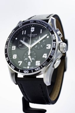 İbach, İsviçre 31.03.2020 - Victorinox adamının yakın çekimi paslanmaz çelik çanta kayışı siyah saat yüz çevirme İsviçre Kuvars mekanik saati İsviçre yapımı izole edilmiş.