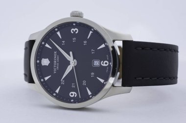 İbach, İsviçre 31.03.2020 - Victorinox adamının yakın çekimi paslanmaz çelik çanta kayışı siyah saat yüz çevirme İsviçre yapımı kuvars mekanik saat İsviçre yapımı izole edilmiş