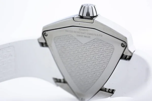 Biel, İsviçre 31.03.2020 - Hamilton kadınının yakın çekimi paslanmaz çelik çantanın arkası plastik kayışlı İsviçre kuvars mekanik saati — Stok fotoğraf