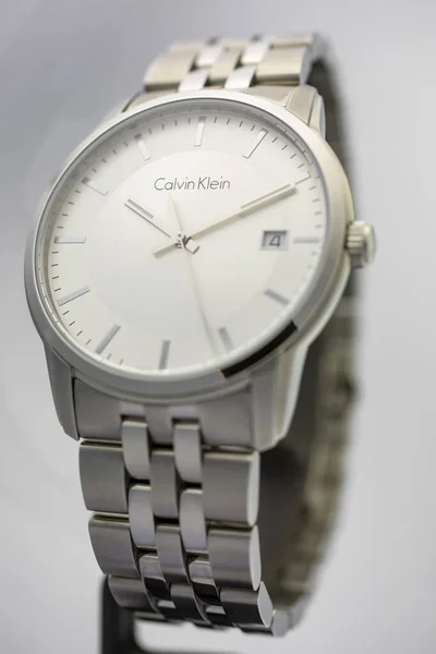 Biel, Schweiz 31.03.2020 - Närbild av CALVIN KLEIN man vit klocka ansikte urtavla rostfritt stål armband schweiziska kvarts klocka schweiziska gjorde tillverkning isolerad på stativ — Stockfoto