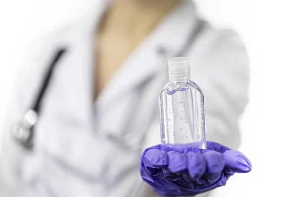 Close up sanitizer gel dispenser in doctors hand to prevent spread of covid-19 — Stock Photo, Image