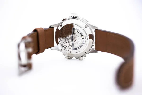 Biel, İsviçre 31.03.2020 Hamilton Man 'in yakın çekimi paslanmaz çelik çanta sırt çantası deri kayışlı İsviçreli kuvars mekanik saat izole masa İsviçre yapımı — Stok fotoğraf