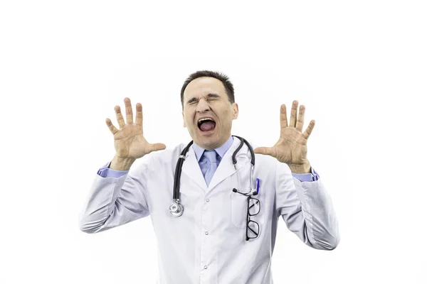 Medico pazzo urla e urla con espressione aggressiva e braccia alzate — Foto Stock