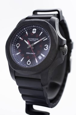 İbach, İsviçre 31.03.2020 - Victorinox adamının yakın çekimi karbon kasalı lastik kayışlı İsviçre kuvars mekanik saati İsviçre yapımı