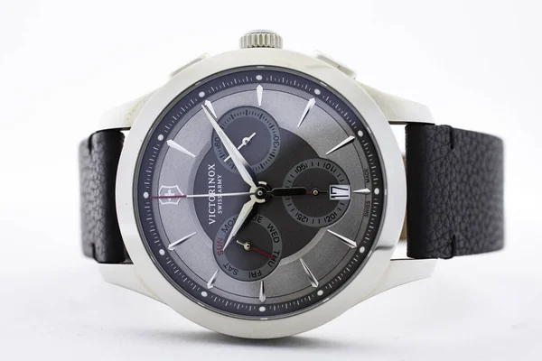 Ibach,スイス31.03.2020 -ビクトリノックス・マンのクローズアップは、ステンレススチールケースレザーストラップグレークロックフェイスがスイスのクォーツ機械式時計をダイヤルするのを見ます。 — ストック写真