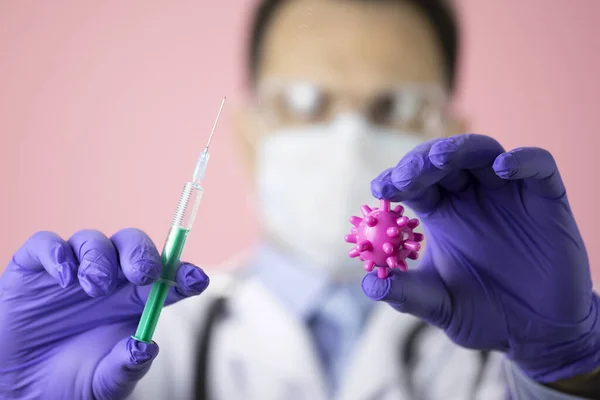 Técnico de laboratorio con célula del virus covid-19 y jeringa con vacuna. Detener la pandemia — Foto de Stock